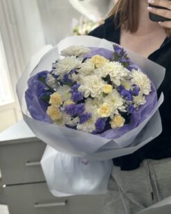 Букет из белых хризантем и гвоздик со статицей в руках