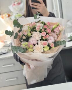 Нежный букет с хлопком и кустовыми розами А139