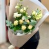 букет из пионовидных кустовых роз и эустомы