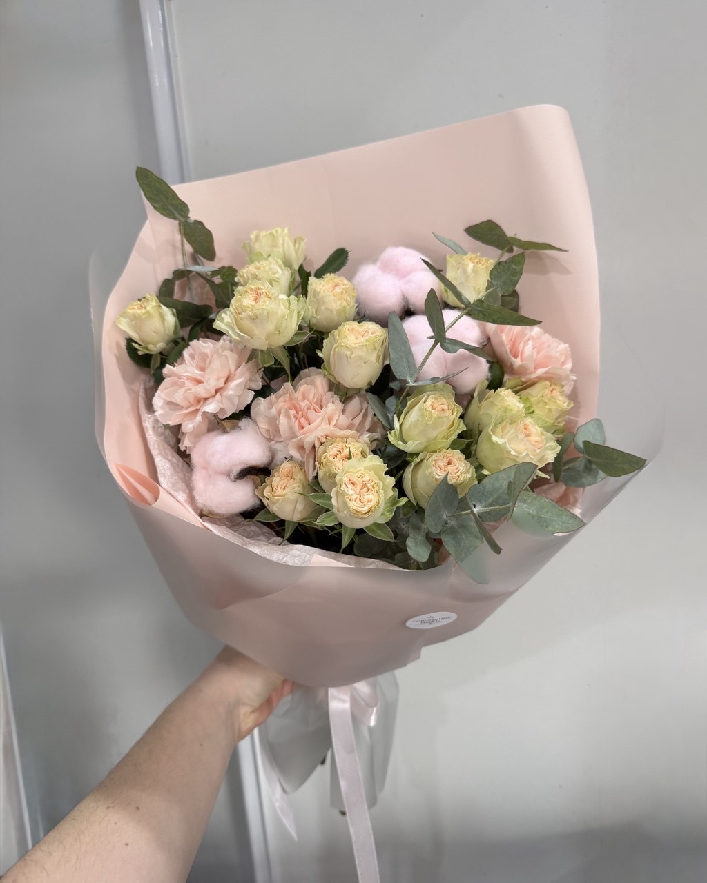 кустовые розы с эвкалиптом и хлопком Букет с хлопком и розами в розовой упаковке с доставкой по Бресту