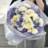 Букет из белых хризантем и гвоздик со статицей - доставка цветов Брест