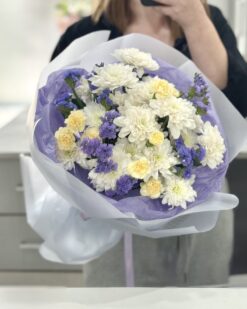 Букет из белых хризантем и гвоздик со статицей - доставка цветов Брест