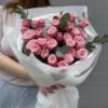 Букет из кустовых роз с эвкалиптом в белой упаковке А140