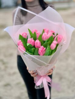 Букет розовых махровых тюльпанов