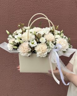 Цветочная композиция в переноске с гвоздиками и эустомой