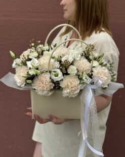 цветы в сумочке из кремовых гвоздик и эустомы брест