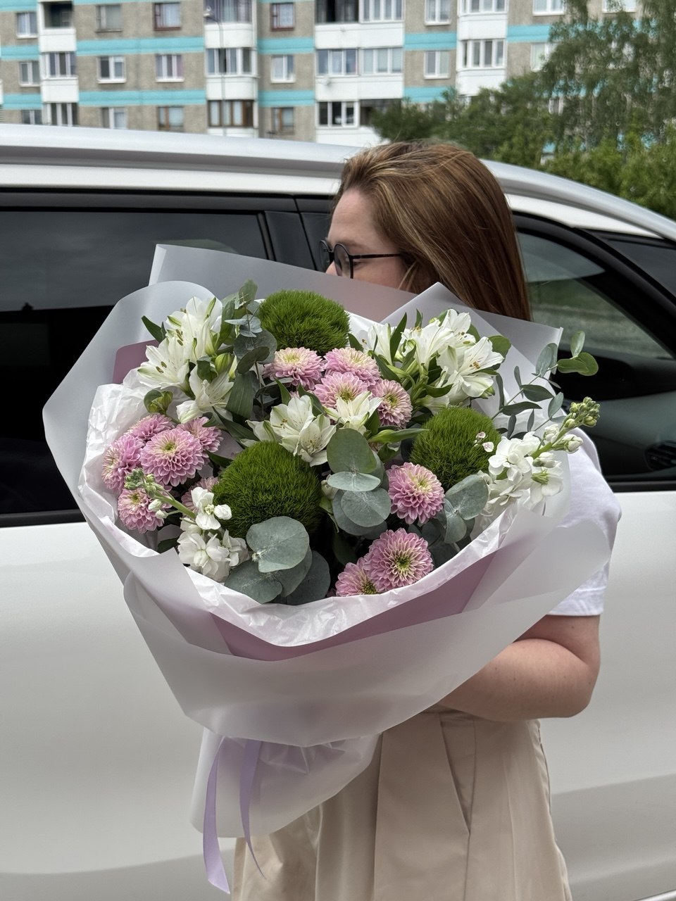 букет из хризантем, альстромерий и зеленых гвоздик Сборный букет с хризантемами и альстромериями Б152 с доставкой