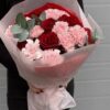 Романтичный букет из красных роз и розовых гвоздик в Бресте