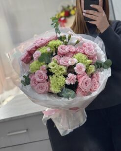 Нежный букет из розовых кустовых роз, гвоздик и эустомы в другом ракурсе