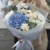 Нежный букет с голубой гортензией, белыми хризантемами и гвоздиками Д1