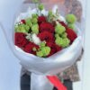 букет из красных роз и эустомы