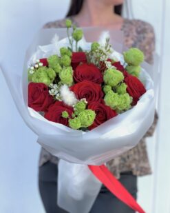 букет из красных роз и эустомы