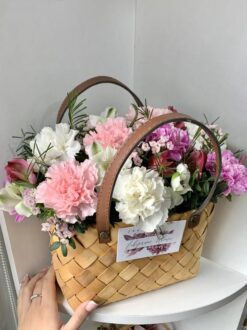 гвоздики в корзине