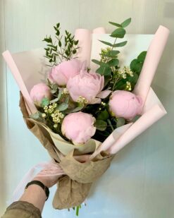5 розовых пионов