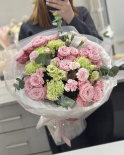 Нежный букет из розовых кустовых роз, гвоздик и эустомы Б150