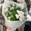Миниатюрный букет из хризантем и зелёных гвоздик М7