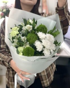 Миниатюрный букет из хризантем и зелёных гвоздик М7