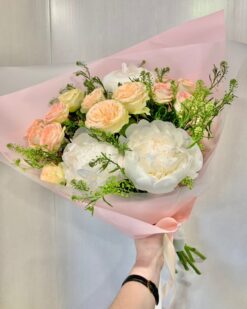 Букет из пионов и кустовых роз