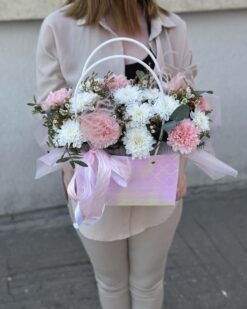 Цветы в декоративной сумочке с хризантемами крупным планом
