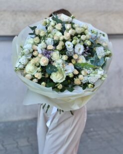 большой нежный букет на фоне девушки как выглядит брест