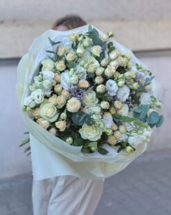 Большой букет из пионовидных роз и эустомы с кустовыми розами