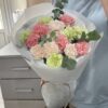 Букет-комплимент из 15 розовых гвоздик с эвкалиптом в Бресте