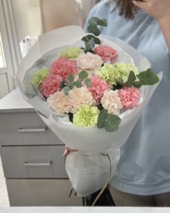 Букет-комплимент из 15 розовых гвоздик с эвкалиптом в Бресте