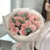 Букет-комплимент из 15 розовых гвоздик с эвкалиптом в Бресте