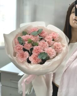Букет-комплимент из 15 розовых гвоздик с эвкалиптом в Бресте