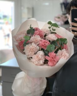 Букет-комплимент из 15 розовых гвоздик с эвкалиптом в Бресте
