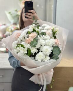 Нежный букет из хризантем и гвоздик Б220 с доставкой цветов
