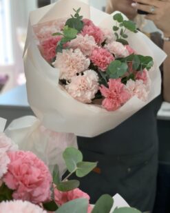 Букет-комплимент из 15 розовых гвоздик с эвкалиптом в другом ракурсе