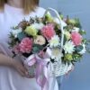 Светлая корзина с хризантемами, гвоздиками и эустомой
