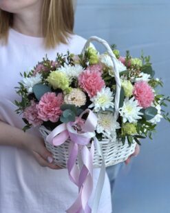 Светлая корзина с хризантемами, гвоздиками и эустомой