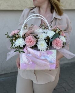 Цветы в декоративной сумочке с хризантемами в Бресте