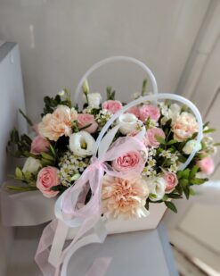 композиция из гвоздик, кустовых роз и эустомы