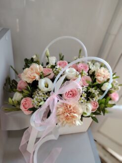 композиция из гвоздик, кустовых роз и эустомы