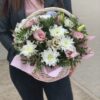 Светлая корзина с белыми хризантемами и эустомой в Бресте