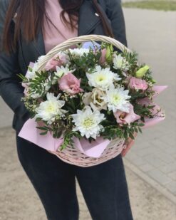 Светлая корзина с белыми хризантемами и эустомой в Бресте