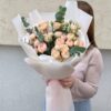 Букет из кустовых пионовидных роз с эвкалиптом в упаковке