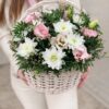Светлая корзина с хризантемами и эустомой К217 в Бресте