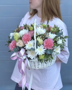 Светлая корзина с хризантемами, гвоздиками и эустомой в другом ракурсе