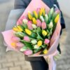 букет из 45 разноцветных тюльпанов
