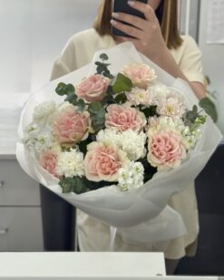 Нежный букет французских роз с гвоздиками и матиолой в Бресте