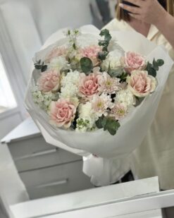 Розовые французские розы с гвоздикой и матиолой в другом ракурсе Брест