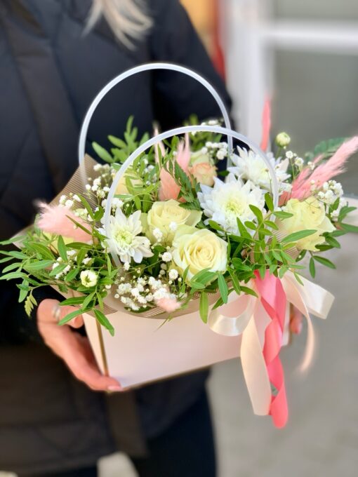 Композиция цветов в сумочке с розами