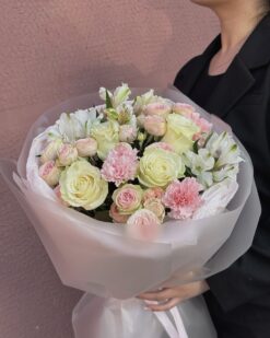 Нежный букет с розами, пионовидными розами, альстромерией и гвоздиками с доставкой