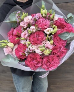 Яркий букет из пионовидных роз и эустомы крупным планом