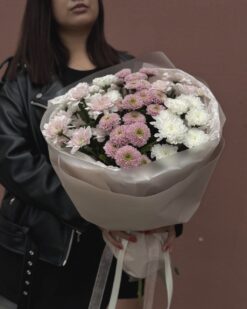 ровый букет из белых и нежно-розовых кустовых хризантем 7 веток
