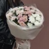Пудровый букет из белых и нежно-розовых кустовых хризантем в Бресте